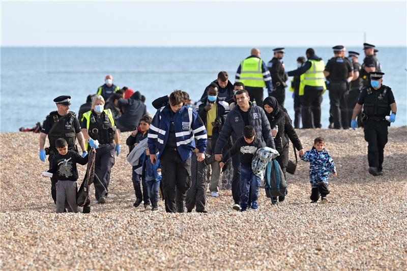 UK premješta tražitelje azila iz hotela na teglenicu na južnoj obali