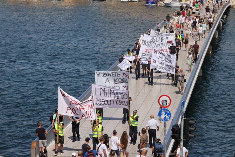 Vatrogasci prosvjedovali i tražili veće plaće