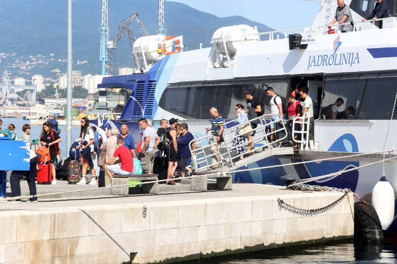 Jadrolinijin katamaran uplovio u riječku putničku luku