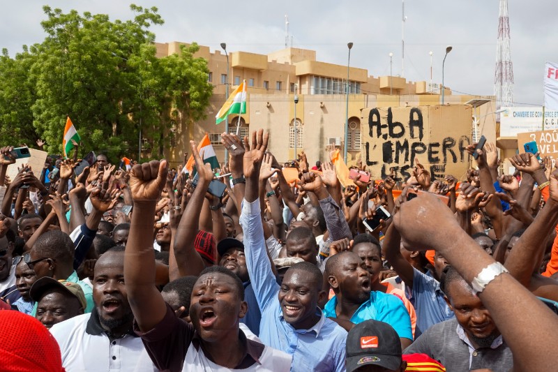 Niger: Pristaše vojnog režima prosvjeduju blizu francuske baze u Niameyju