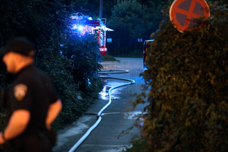 Požar napuštene barake i raslinja u Savskoj ulici brzo ugašen