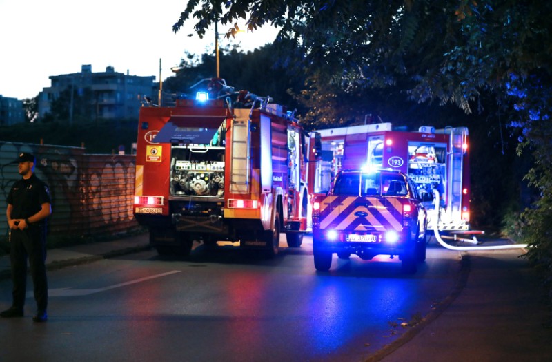 Požar napuštene barake i raslinja u Savskoj ulici brzo ugašen