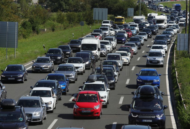 Gužve prema moru na naplatnoj postaji Lučko