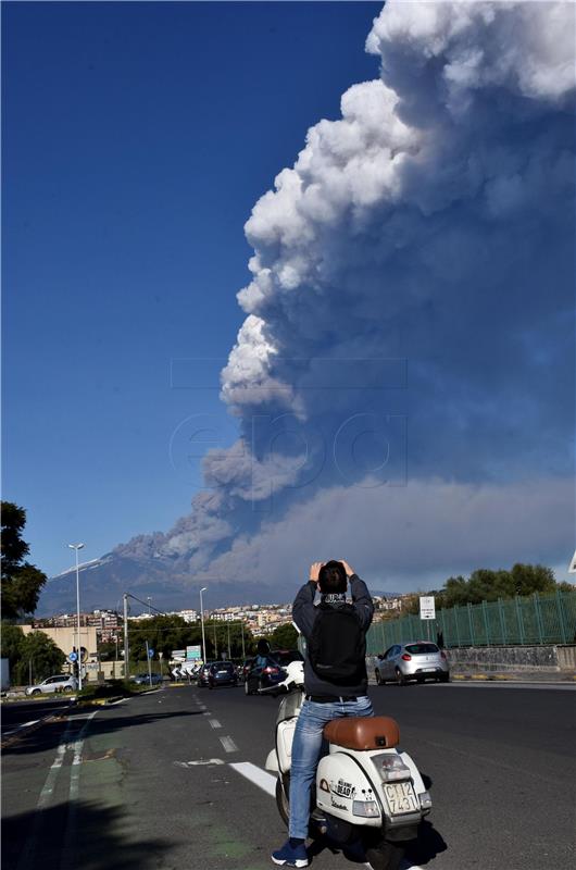 Erumpirala Etna, zatvoren aerodrom u Cataniji