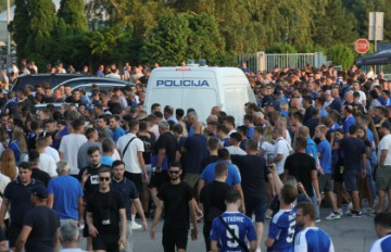 Atmosfera ispred stadiona uoči susreta Dinamo - AEK