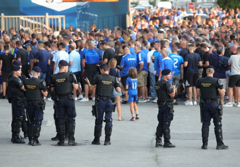 Atmosfera ispred stadiona uoči susreta Dinamo - AEK