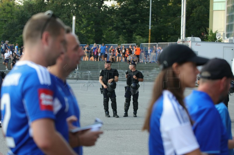 Atmosfera ispred stadiona uoči susreta Dinamo - AEK