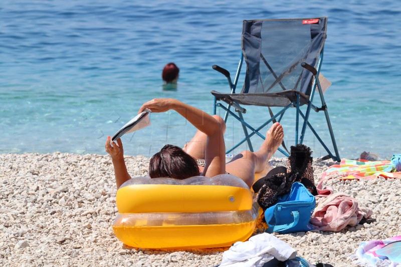Kupači na plaži u Podgori