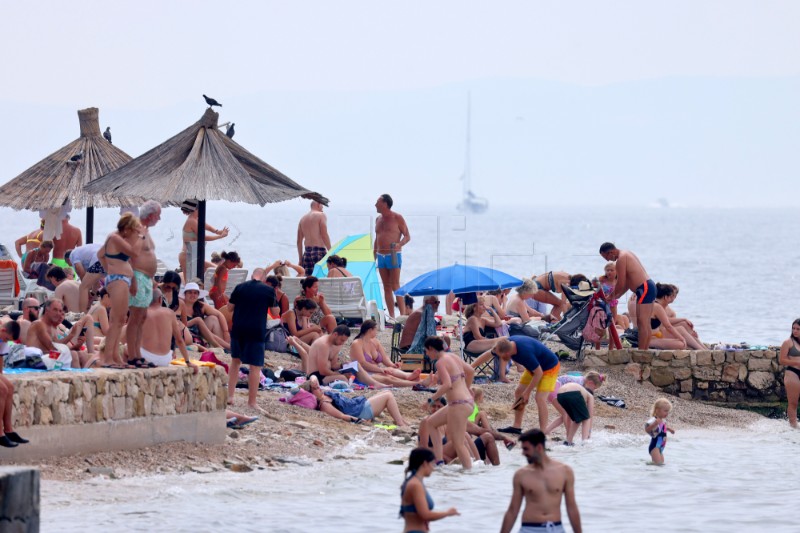 Gužva na zadarskoj plaži Kolovare