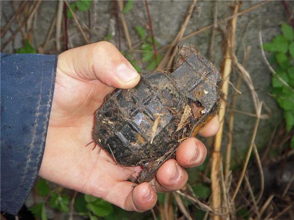 U Otočcu policiji predao tromblonske mine i ručne bombe