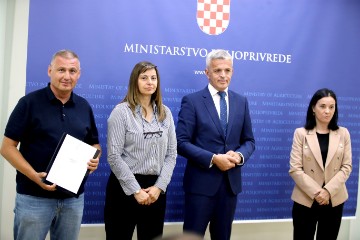 Uručeni ugovori za poticaje u preradi drva i proizvodnji namještaja