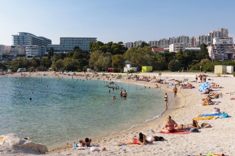 Osvježenje u moru na splitskoj plaži Žnjan