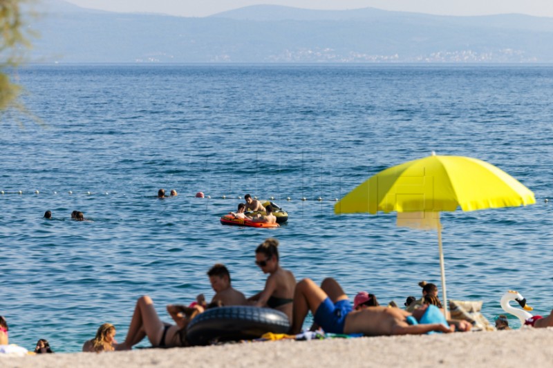 Osvježenje u moru na splitskoj plaži Žnjan