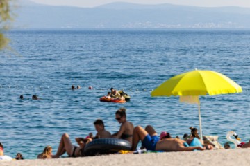 Osvježenje u moru na splitskoj plaži Žnjan