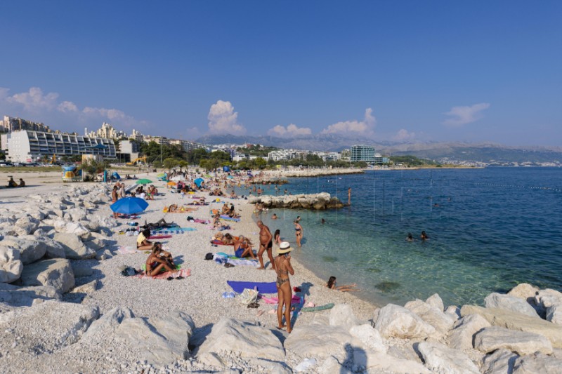 Osvježenje u moru na splitskoj plaži Žnjan