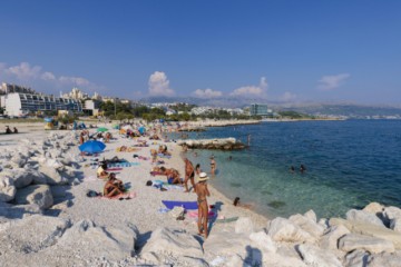 Osvježenje u moru na splitskoj plaži Žnjan