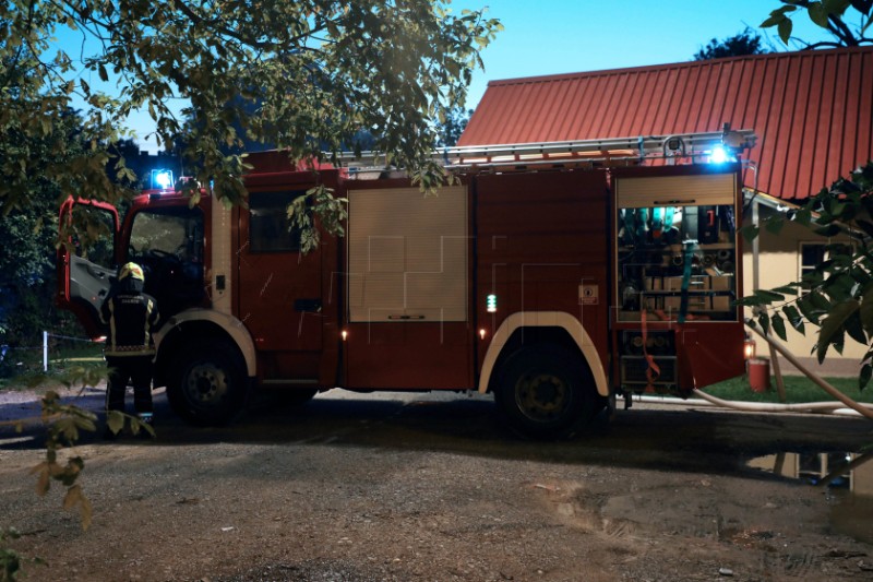 U požaru u radioni zapalile se bačve i dva automobila 