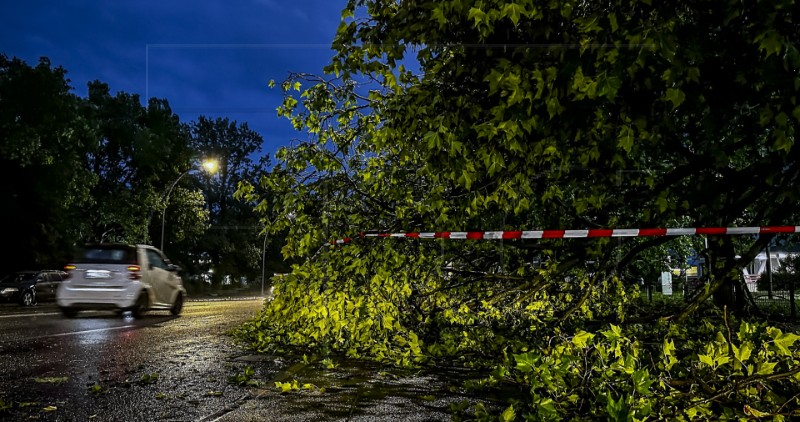 Olujno nevrijeme srušilo pivski šator u Bavarskoj, dvanaestak ozlijeđenih