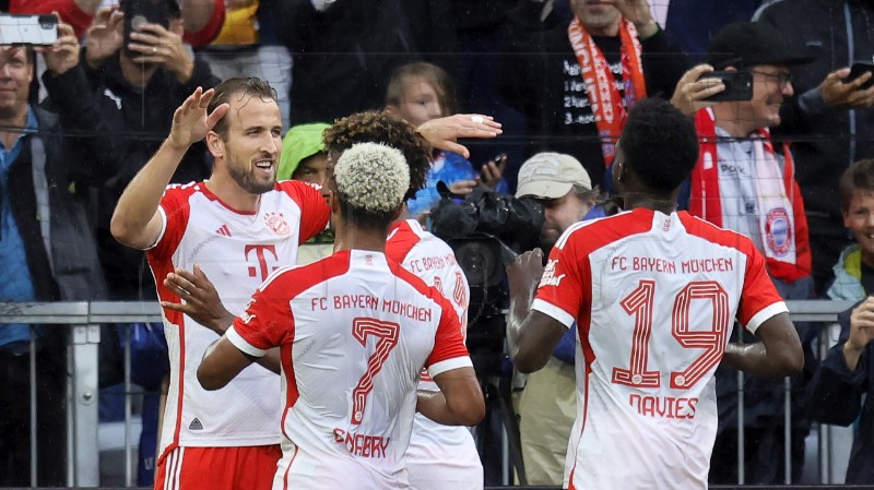 Bayern - Augsburg 3-1; gol Belje