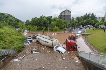 Obilne kiše i poplave u Kini, tisuće evakuiranih