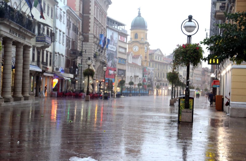 DHMZ: Oblačno s kišom, na Jadranu i obilnijom