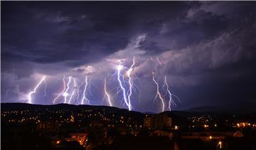 Ravnateljstvo civilne zaštite: Novo grmljavinsko nevrijeme premješta se prema sjeveru