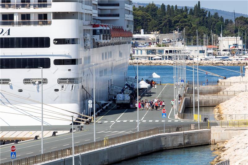 Oily bilgewater from cruise ship spills in Split harbour