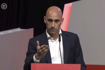 Rubiales Fifi poslao snimku na kojoj se igračice šale na račun njegovog poljupca 