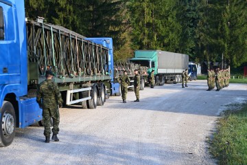 MORH: Pripadnici HV-a pomažu Sloveniji nakon poplave i postavljaju most na Dreti