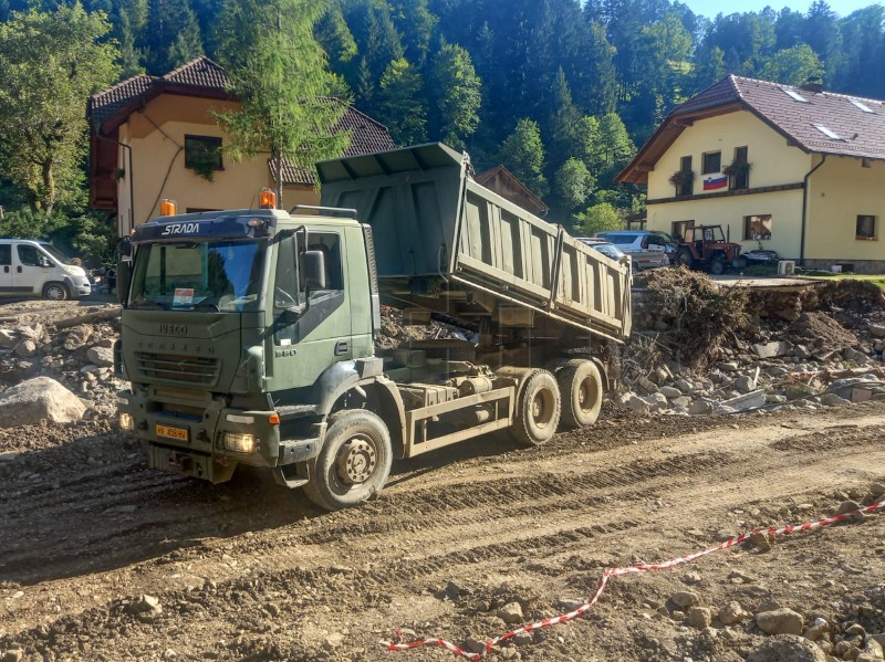 Croatian Army personnel sent to Slovenia to set up bridge following floods