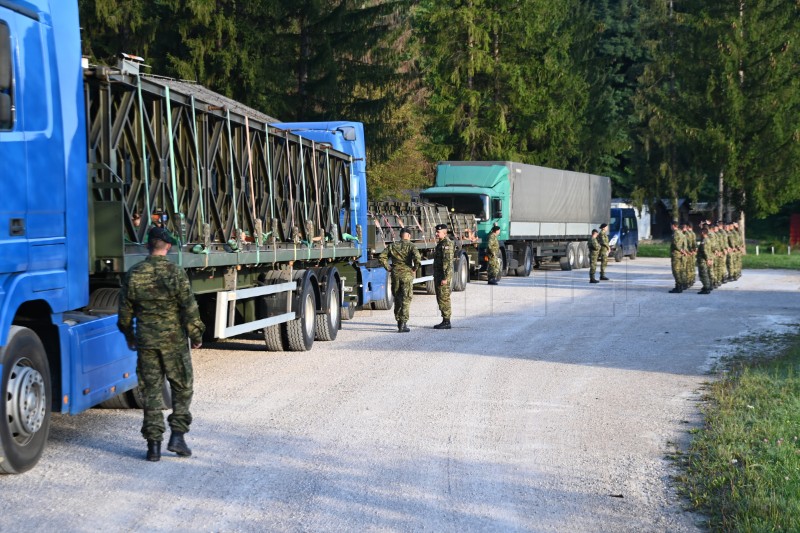 MORH: Pripadnici HV-a pomažu Sloveniji nakon poplave i postavljaju most na Dreti