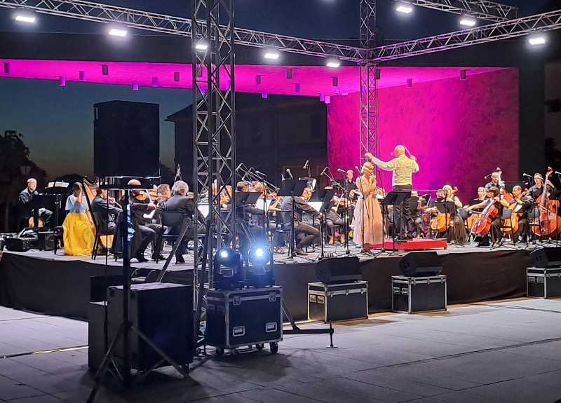 Osječki koncert "La vie en rose" izveden pred Vinkovčanima