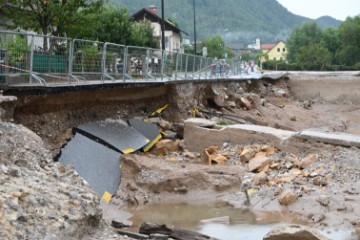 Hrvatski vojnici postavljaju privremeni most nakon razornih poplava u Sloveniji