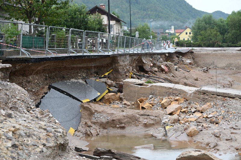 Croatian soldiers setting up temporary bridge in Slovenia after devastating floods