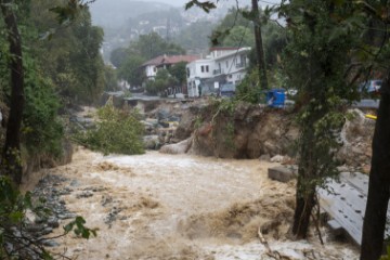 Troje mrtvih, četvero nestalih u nevremenu u Grčkoj - novi podaci