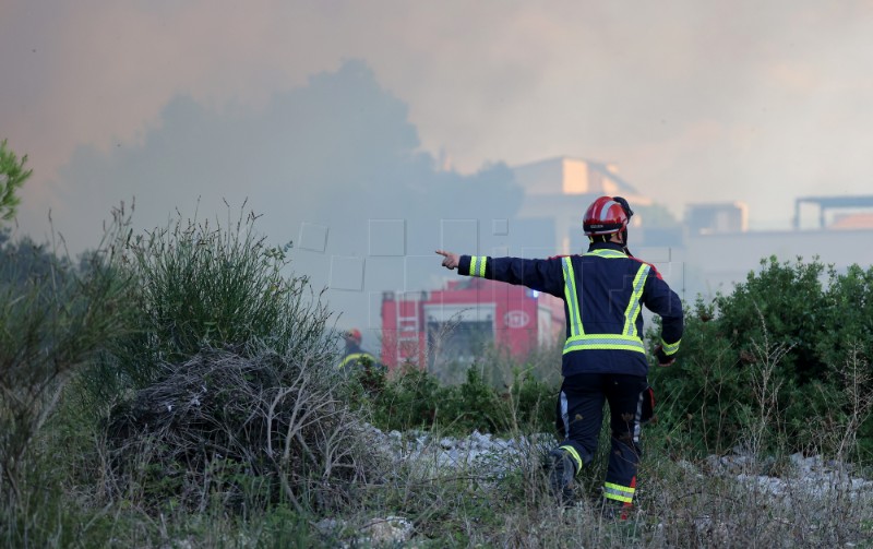 Između Žmirića i Dikla buknuo požar