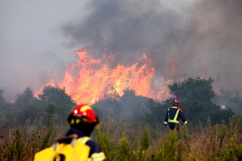 Između Žmirića i Dikla buknuo požar