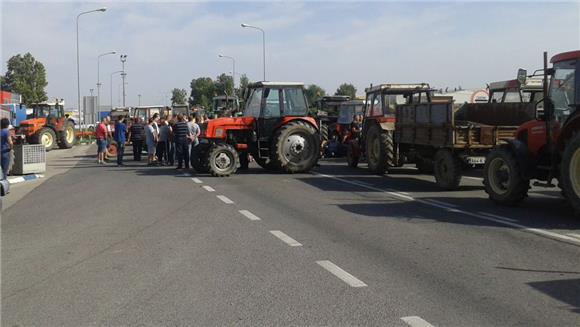 BiH: Protesting famers block Orašje border crossing with Croatia 