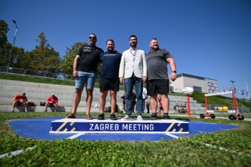 Konferencija za medije s bacačima kugle