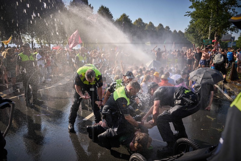 Policija u Haagu upotrijebila vodene topove, privela 2400 klimatskih aktivista