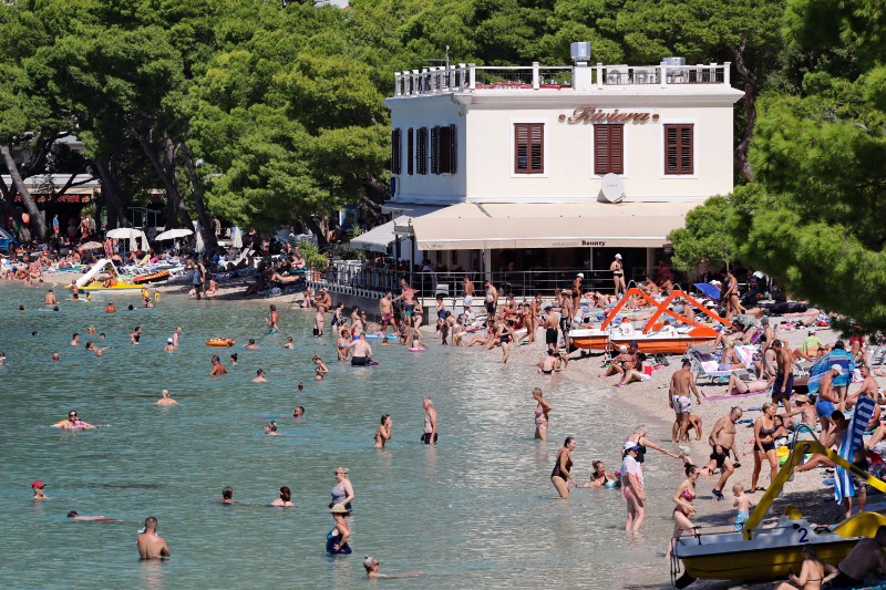 Kupači na makarskim plažama