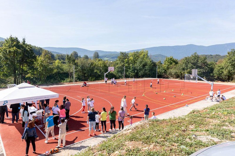 U Švici, mjestu s 316 stanovnika, otvoreno sportsko igralište