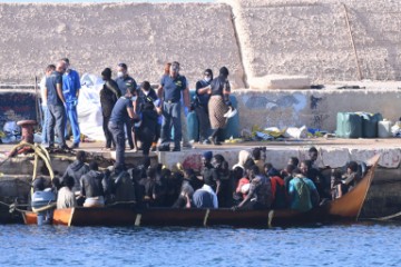 Lampedusa: Na brodu s migrantima mrtvo novorođenče, otočani prosvjeduju