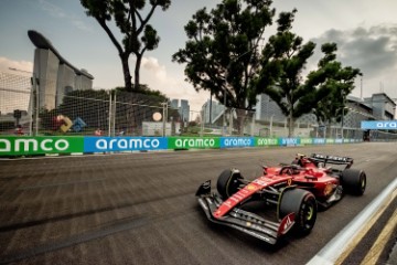 Sainz starta prvi u Singapuru, Verstappen tek 11. 