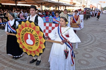 U svečanom mimohodu Vinkovačkih jeseni nekoliko tisuća folkloraša