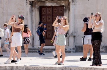 Zadar - Brojni turisti uživali na zadarskom Poluotoku