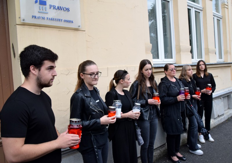 Prijatelji i kolege studenti ispred Pravnog fakulteta oprostili se od Mihaele 