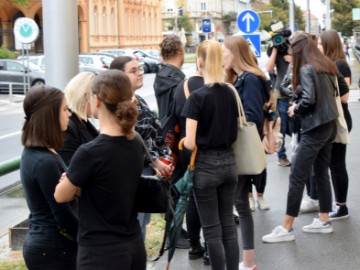 Prijatelji i kolege studenti ispred Pravnog fakulteta oprostili se od Mihaele 