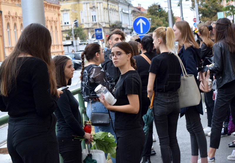 Prijatelji i kolege studenti ispred Pravnog fakulteta oprostili se od Mihaele 