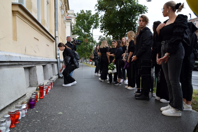 Prijatelji i kolege studenti ispred Pravnog fakulteta oprostili se od Mihaele 